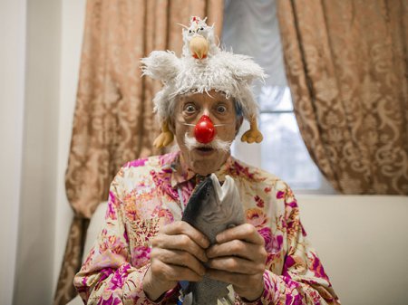 Самый известный больничный клоун в мире пришел в Санкт-Петербургский Детский хоспис с курицей на голове