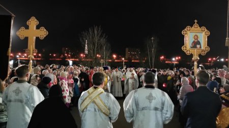 В Пасхальные дни в соборе Сошествия Святого Духа на Апостолов продолжается празднование Воскресения Христова